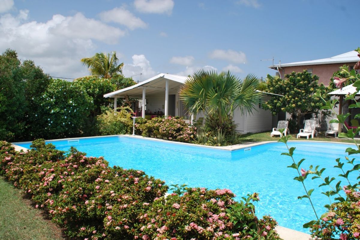 Vue sur la piscine des gîte La bougainvillée à Saint François en Guadeloupe