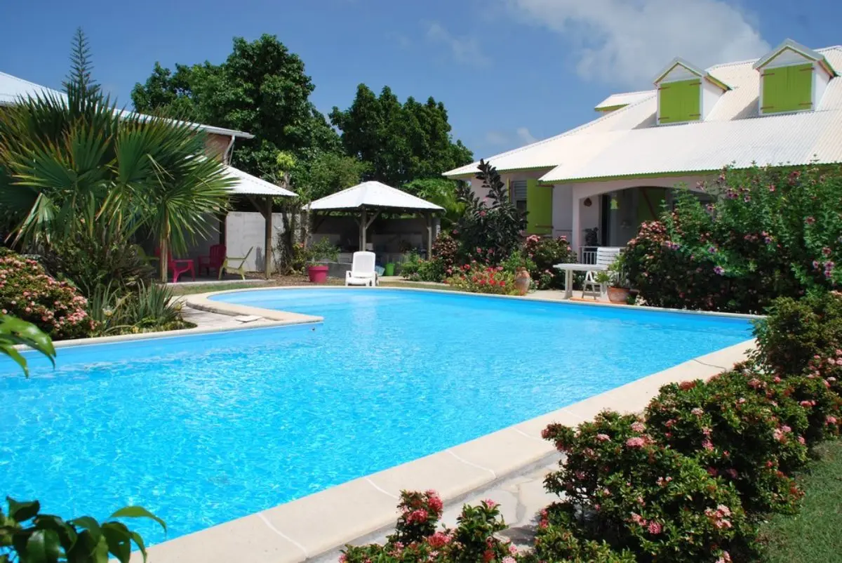 La Bougaivillée La Bougainvillée, vue de l'extérieur avec sa piscine et la végétation autour.